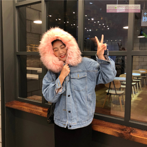 เสื้อกันหนาว ช่วงตัวเป็นผ้ายีนส์ ด้านในบุขนช่วงตัว ช่วงแขนบุซับในกันลม พร้อมขนเฟลอฟูนุ่มมาก งานดี การรันตีจ้า มี 3 สีน้า ขนสีเทา