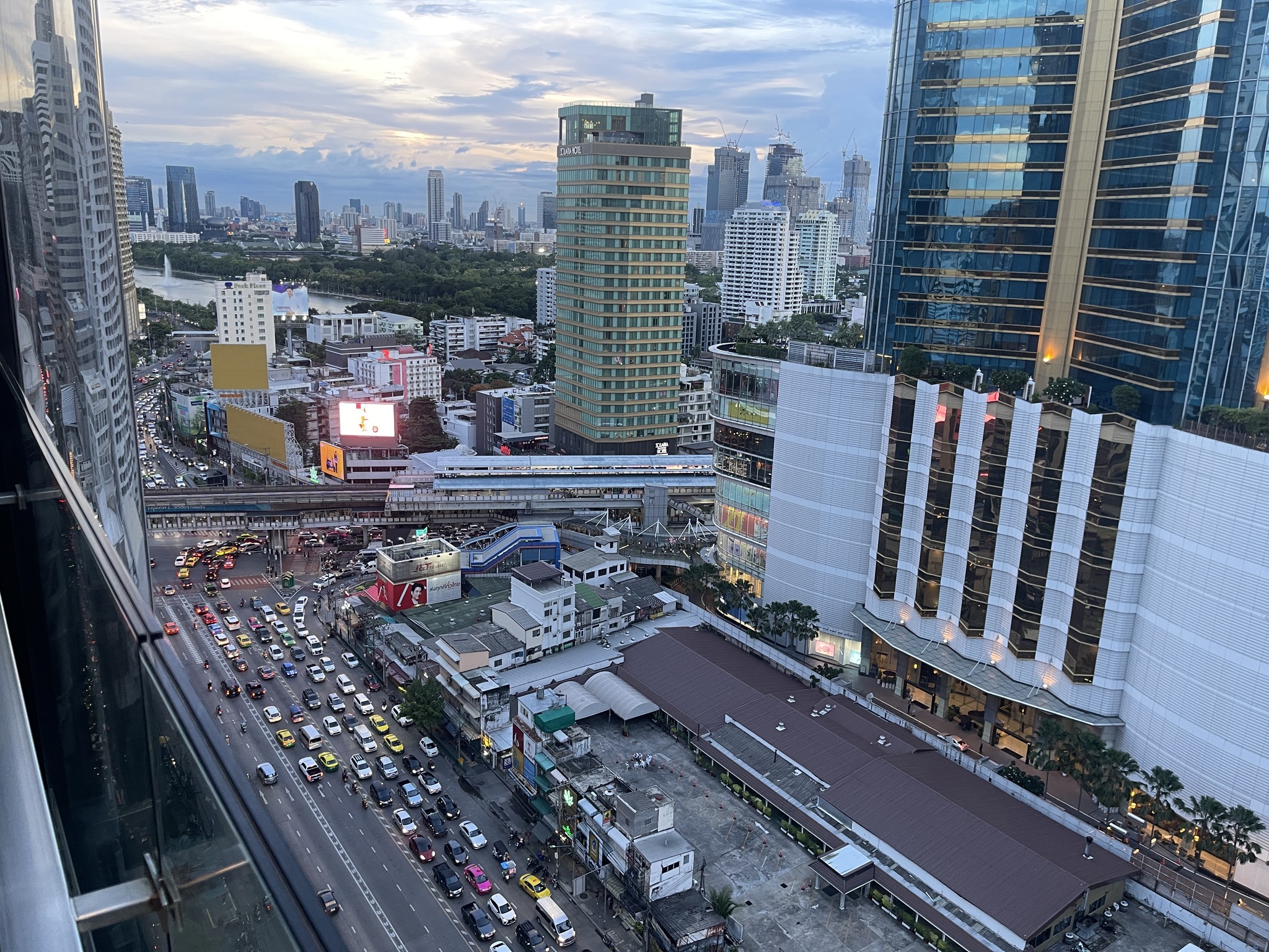 ให้เช่าคอนโด เซเลส อโศก / For Rent Celes Asoke (English below)