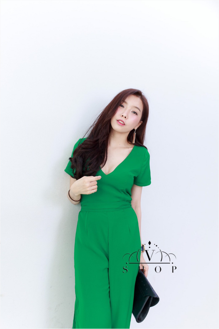 จั๊มสูทขายาวสีเขียว ผ้าทิ้งตัว ใส่สบาย ทรงสวย ดีเทลเก๋ๆผ่าข้าง