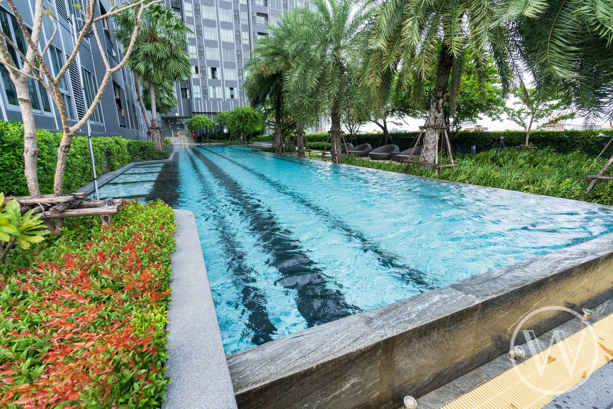 ขายคอนโดหรูติด BTS บางนา IDEO MOBI Sukhumvit Eastgate ไอดีโอ โมบิ สุขุมวิท อีสท์เกต ห้องสตูดิโอขนาด 22 ตร.ม. ชั้น 11 วิวสระว่ายน้ำ