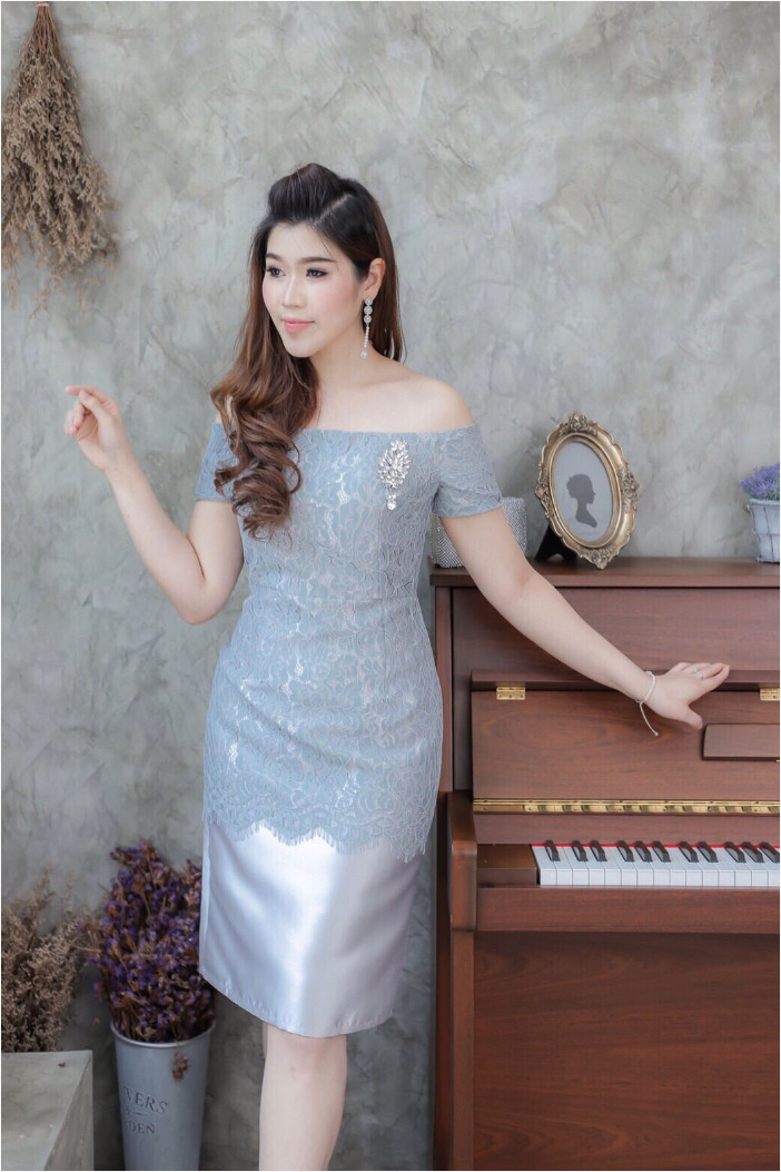 แฟชั่นชุดเดรสออกงาน/ชุดไปงานแต่งงานสีเทา เดรสสั้นเปิดไหล่ เข้ารูป แต่งลูกไม้ แนวเรียบหรู สวยสง่า ดูดี