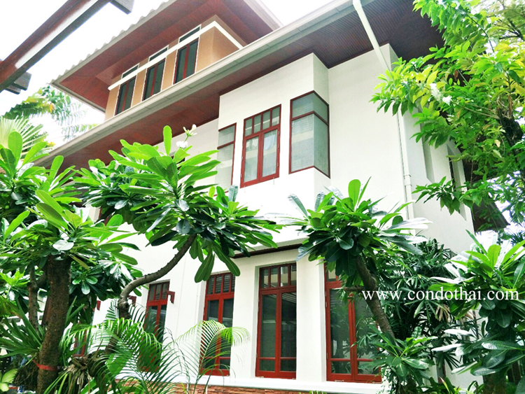ให้เช่าบ้านเดี่ยว 3 ชั้น พร้อมสระว่ายน้ำ สุขุมวิท 63 เพียง 400 เมตรจากถนนเอกมัยสุขุมวิท 63 มี 2 หลัง 4+1 ห้องนอน 5 ห้องน้ำ