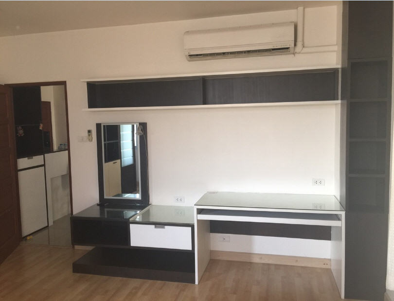 ให้เช่าคอนโดกลางกรุงรีสอร์ท รัชดา ซอย 7 ห้องหัวมุม ขนาด 1 นอน 1 น้ำ มีระเบียง พื้นที่ 52 ตรม.