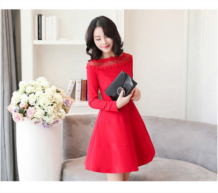 ชุดเดรสสั้นสีแดง เปิดไหล่ แขนยาว สวยๆ น่ารัก สไตล์เกาหลี