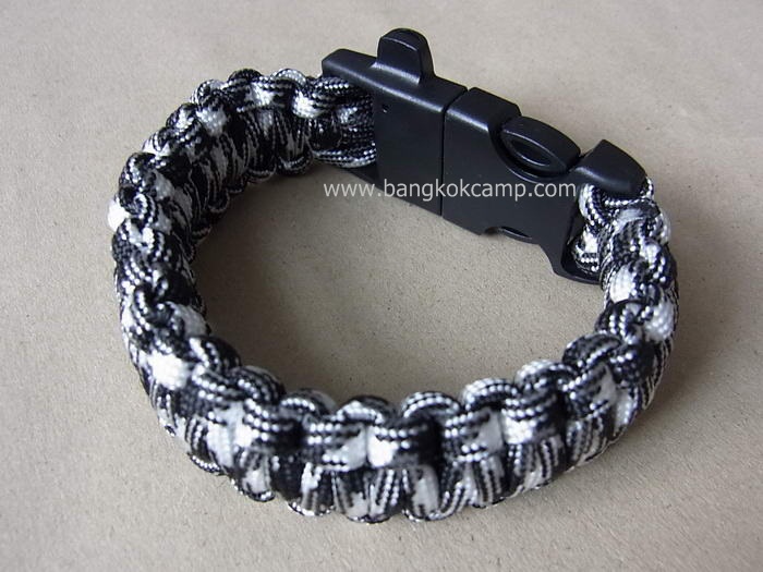 สายรัดข้อมือ PARACORD BRACELET ถักจากเชือกพาราคอด PARACORD550 รุ่นใหม่มีแท่งจุดไฟ,นกหวีด สีขาวสลับดำ