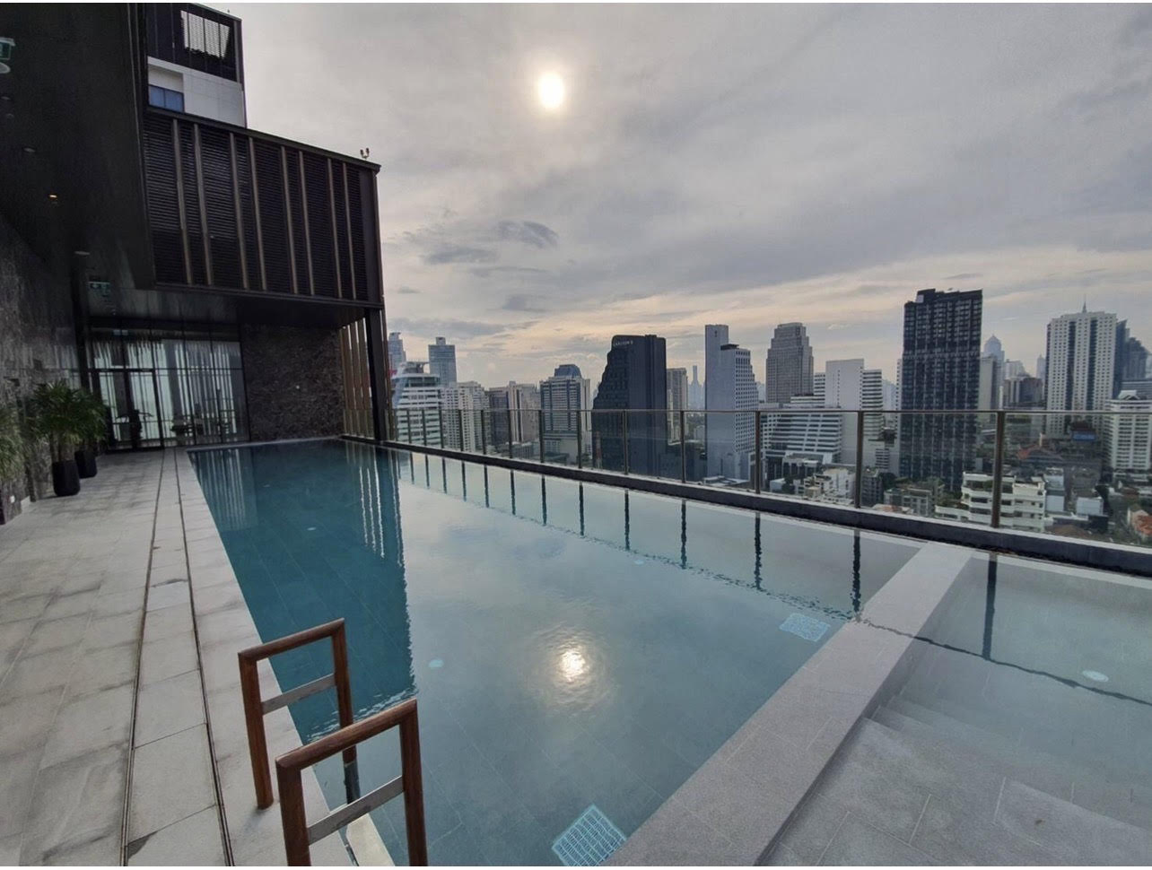 ให้คอนโด Noble Around Sukhumvit 33 (โนเบิล อราวน์ สุขุมวิท 33) ห้องแต่งครบพร้อมอยู่ 1 ห้องนอน 1 ห้องน้ำ ขนาด 30 ตรม