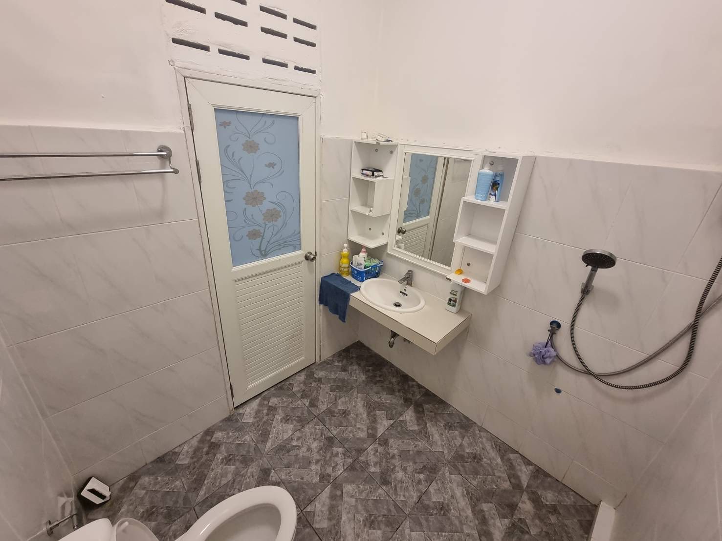 ปล่อยเช่าพร้อมขาย บ้านเดี่ยว 4 ชั้น ย่านสุทธิสาร 📍 ทำเลทอง! ห่าง MRT สุทธิสารเพียง 450 เมตร เดินสบาย