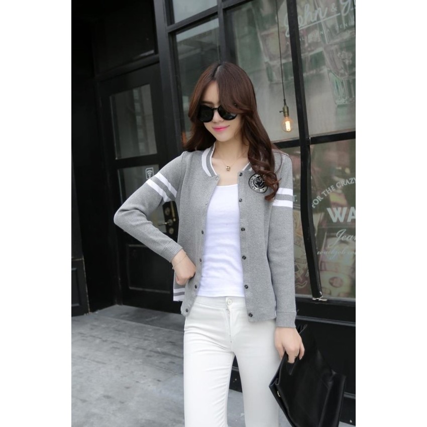 Fashionstory เสื้อคลุมลายอาร์มเสือ สีเทาอ่อน