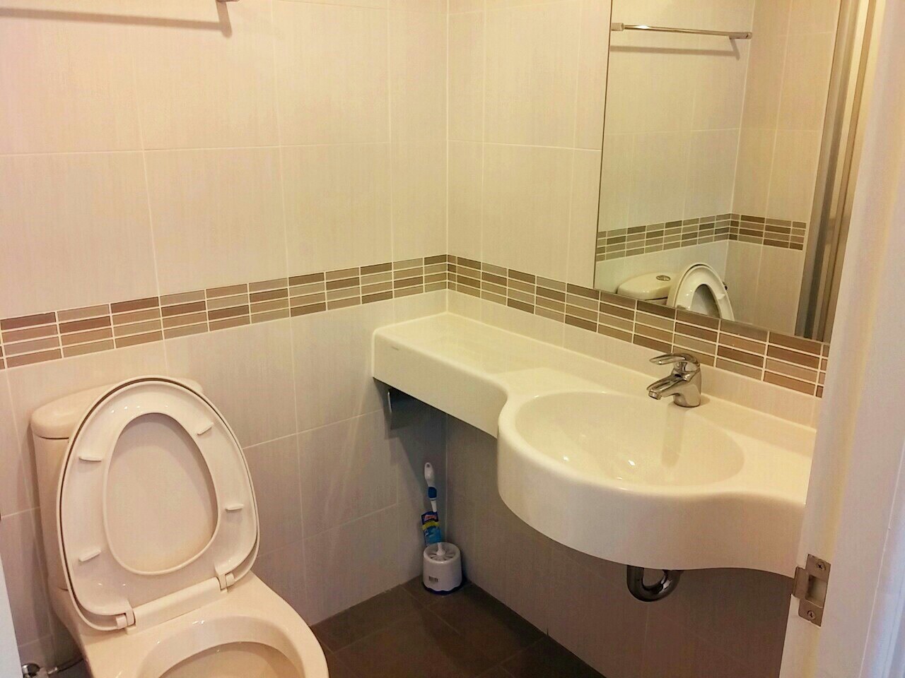 คอน โดลุมพินีพาร์ค พระราม 9 - รัชดา RCA อาคาร A ชั้น 24 วิวมองเห็นสระน้ำ ระเบียงหันไปทางทิศใต้ รับลมเกือบทั้งปี