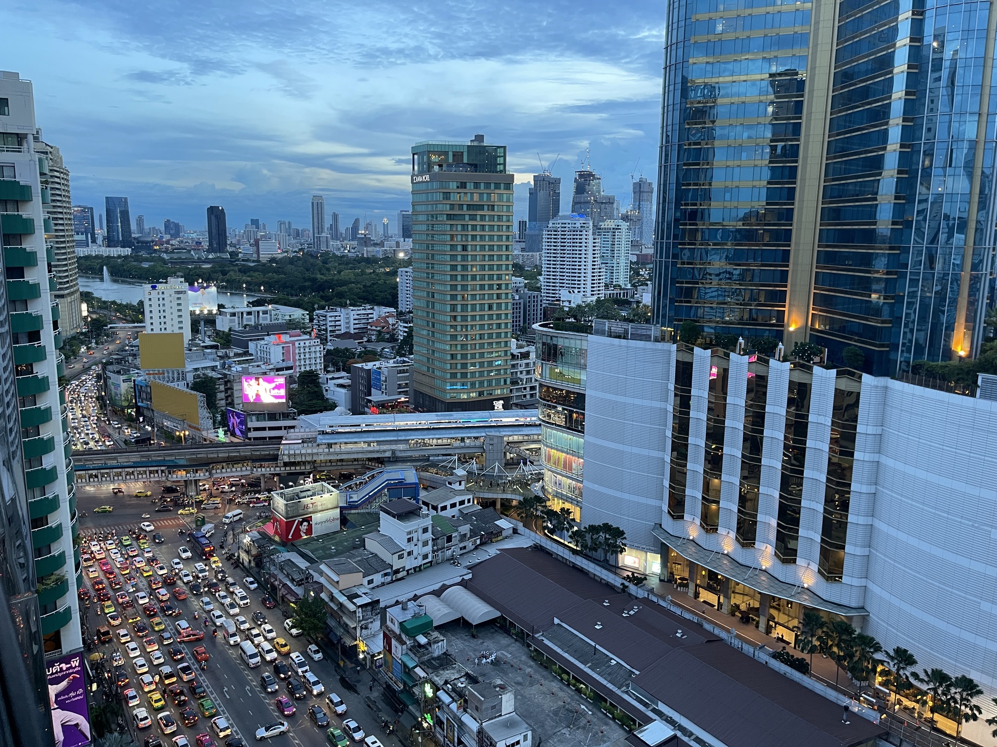 ให้เช่าคอนโด เซเลส อโศก / For Rent Celes Asoke (English below)