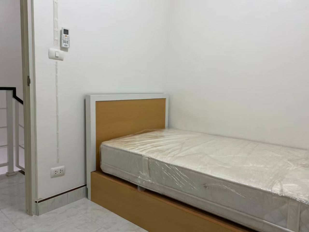 ให้เช่าทาวน์เฮ้าส์ 2 ชั้น หมู่บ้านพฤกษา 58/2 ให้เช่าเดือนละ 14,000 ถนนลาดกระบัง 54 มี 3 ห้องนอน