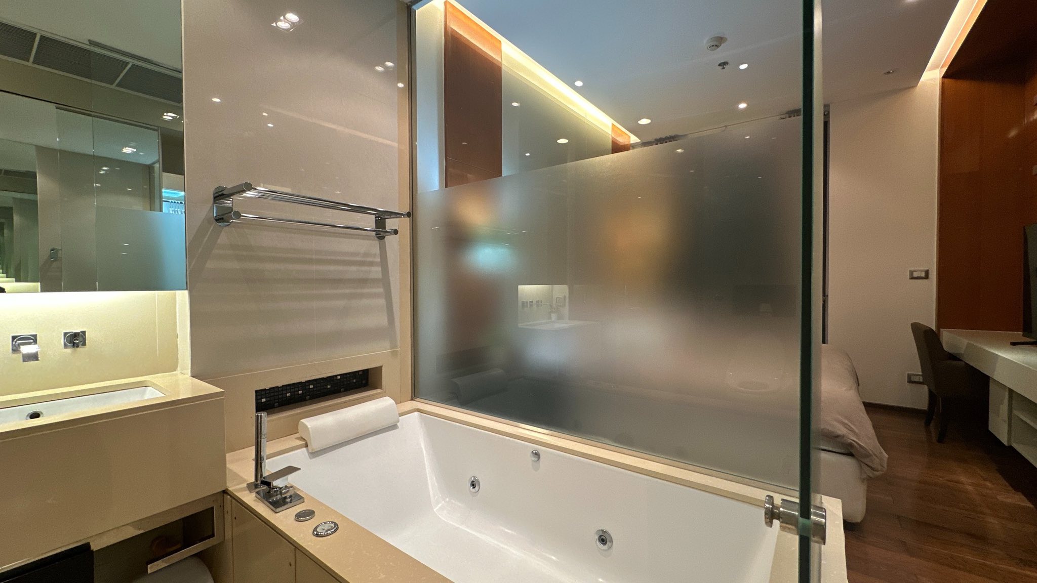 ðĄâĻ āđāļŦāđāđāļāđāļē / āļāļēāļĒāļāļāļāđāļ āļāļī āđāļāļāđāļāļĢāļŠ āļŠāļļāļāļļāļĄāļ§āļīāļ 28 / The Address Sukhumvit 28 âĻ