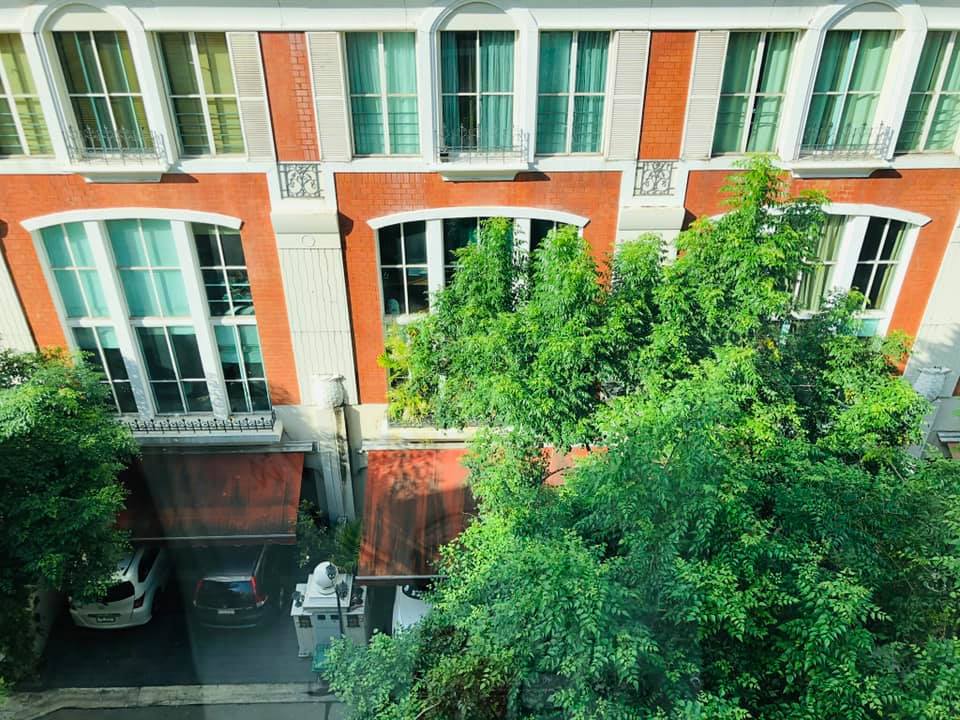 ให้เช่าทาวน์เฮ้าส์หมู่บ้าน บ้านกลางกรุง ทองหล่อสุขุมวิท 55 ราคาพิเศษ 79,000 บาท / เดือน สัญญา 1 ปี ทองหล่อซอย 14