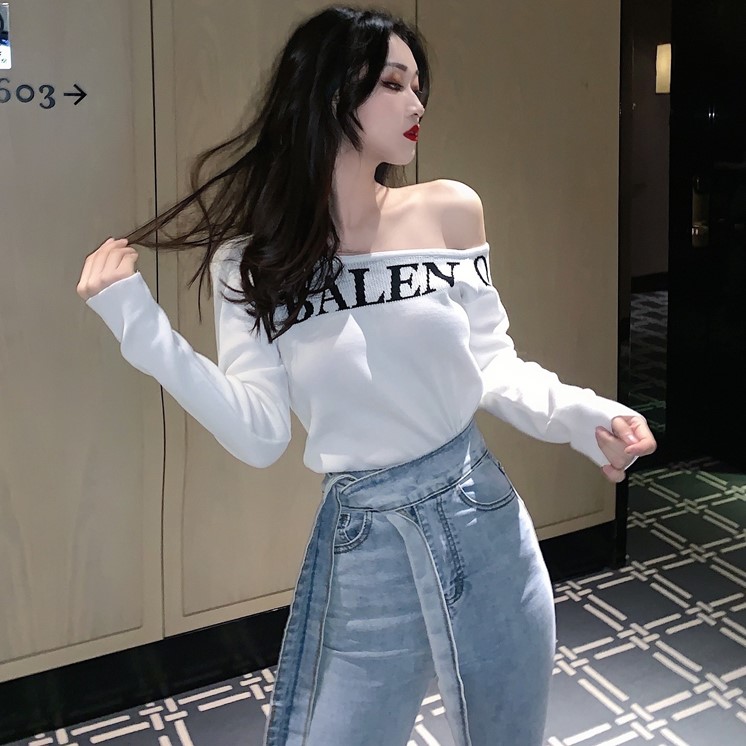 พรีออเดอร์ : เสื้อแฟชั่นเปิดไหล่แขนยาวลายอักษรตามแบบ มีให้เลือก2สี