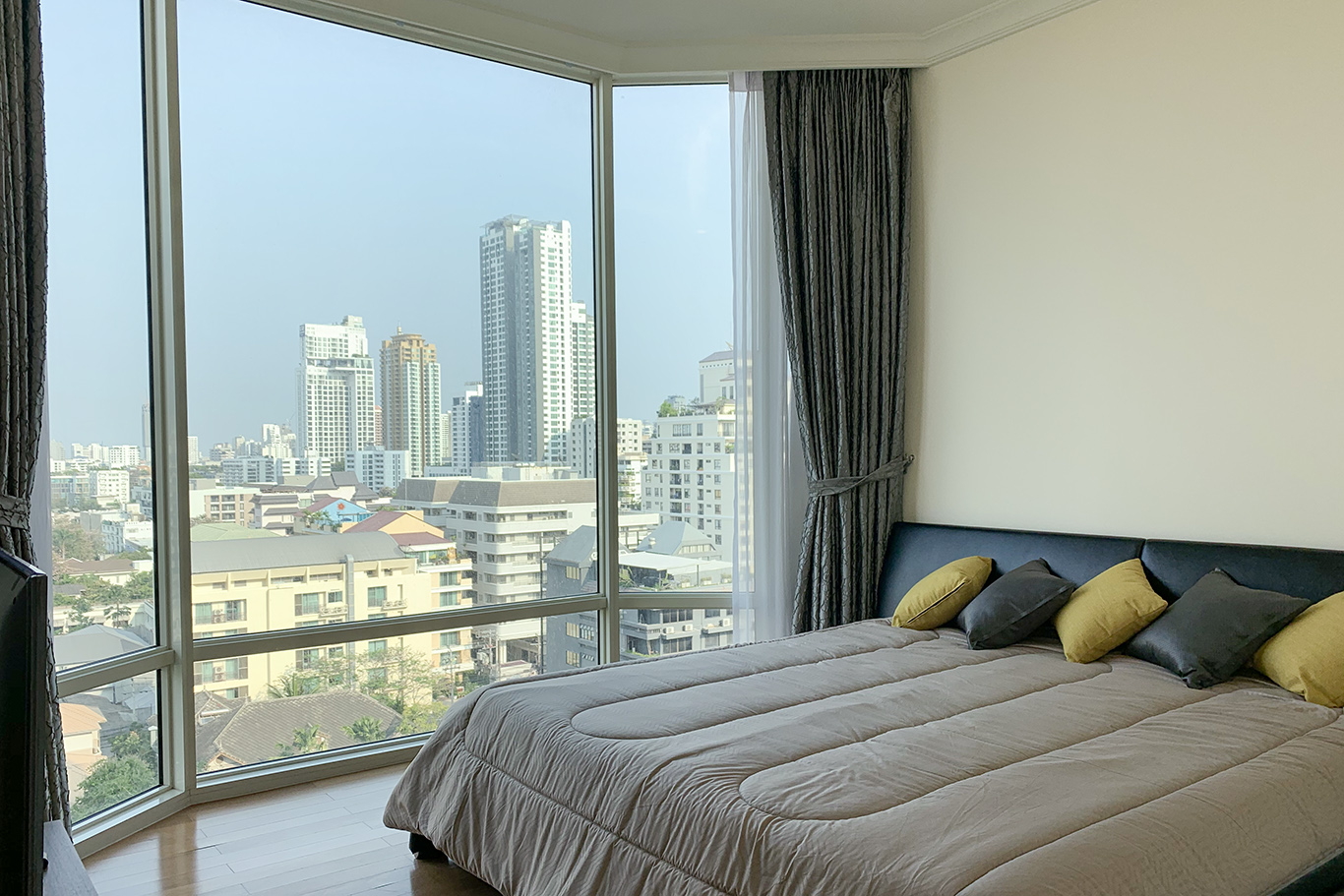 ให้เช่าคอนโด Royce Private Residences (รอย์ช ไพรเวท เรสซิเดนซ์ส) 2 ห้องนอน 2 ห้องน้ำ ขนาด 111.33 ตรม