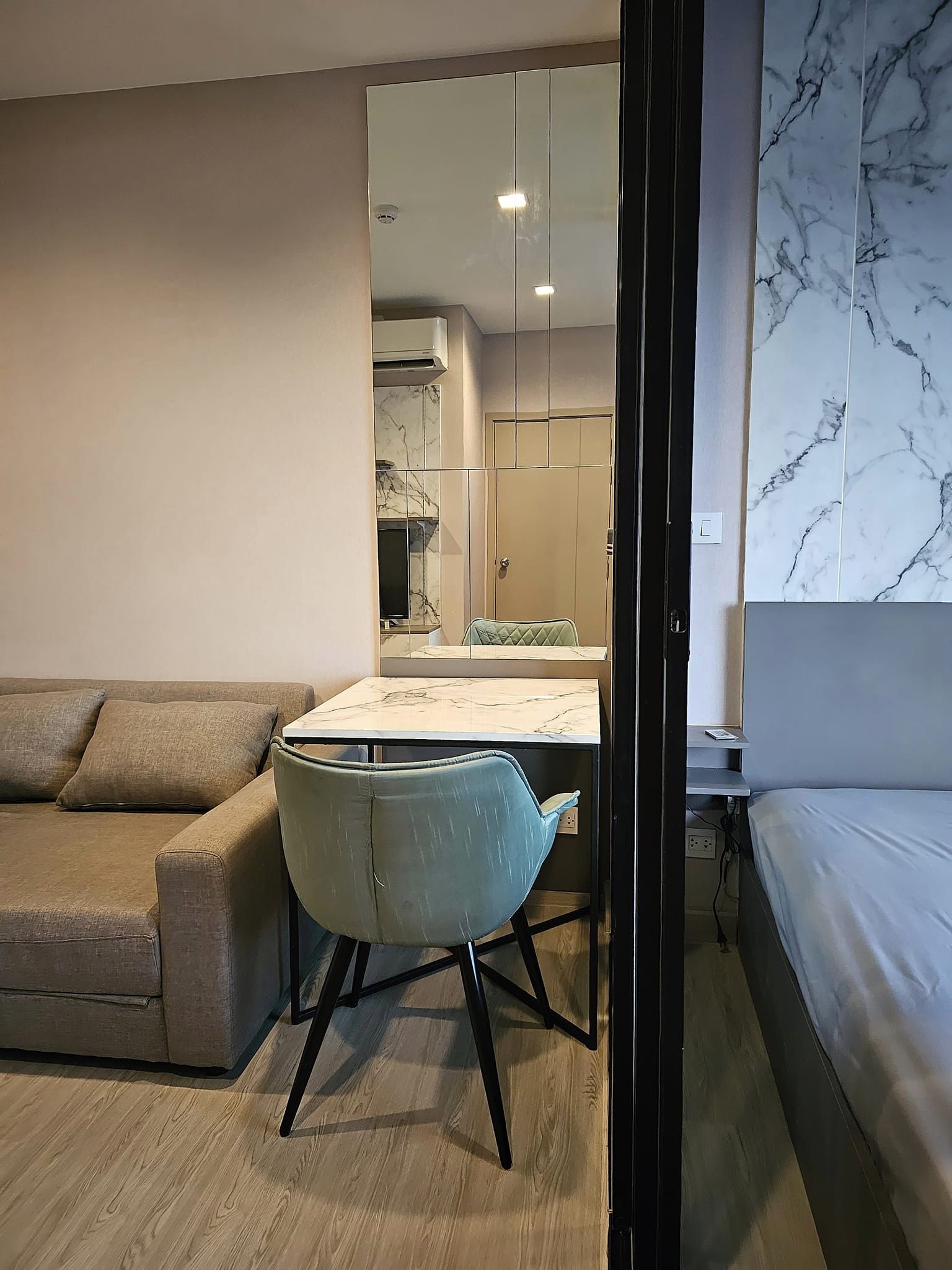 ให้เช่าคอนโด The Politan Rive ห้องขนาด 24.5 ตรม.บ้านเลขที่ 28/736 ชั้น 23 (2340) ทิศใต้ วิวสระว่ายน้ำ