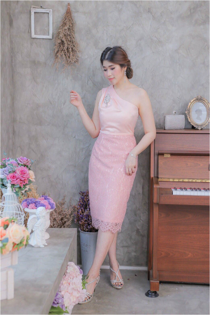 ชุดออกงาน/ชุดไปงานแต่งงานสีชมพูโอรส ไหล่เฉียง ทรงเข้ารูป แนวเรียบหรู สวยสง่า