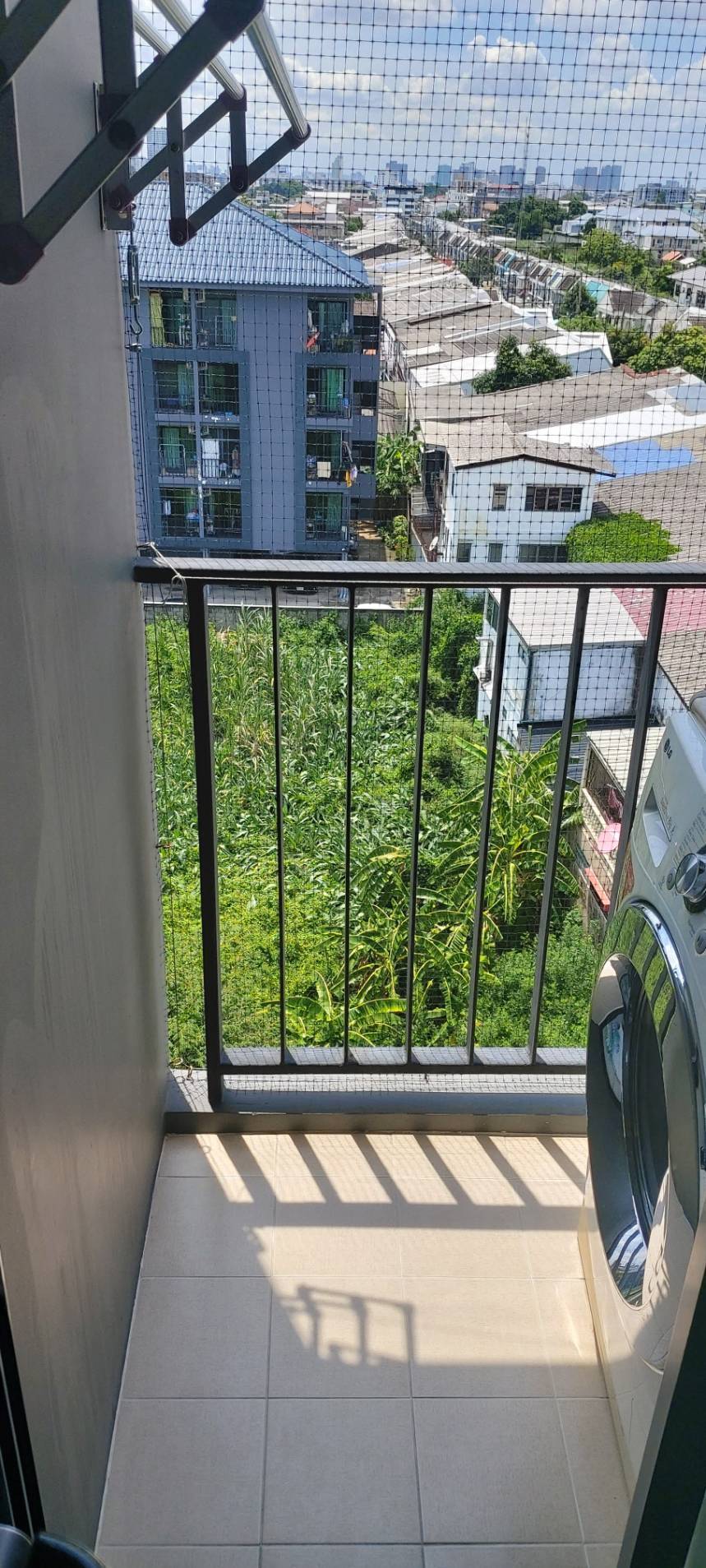 ขายคอนโด The Green Condo 3 เดอะ กรีน คอนโด 3 เฟส : 3 ชั้น: 7 แบบ 1 ห้องนอน 1 ห้องน้ำ 1 ห้องนั่งเล่นและ 1 ห้องครัว ขนาด 31.5 ตารางเมตร