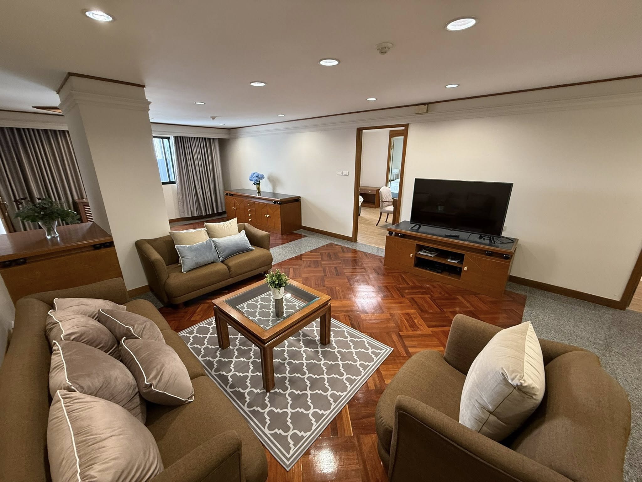 ✨ ให้เช่า United Tower Thonglor (ยูไนเต็ด ทาวเวอร์ ทองหล่อ) ✨คอนโดหรู 2 ห้องนอน ใจกลางทองหล่อ ติดถนนสุขุมวิท 55 (ซอยทองหล่อ 17)