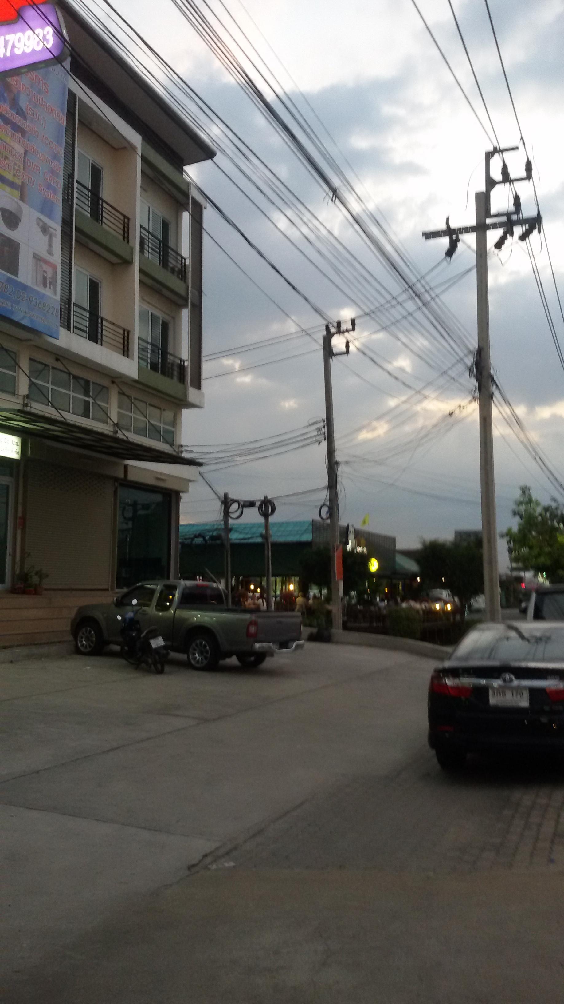 ขายตึกแถวอาคารพาณิชย์ 5 ชั้น ห้องมุม ชั้นลอยต่อเติมเต็มพื้นที่ มีชั้นใต้ดิน หน้ากว้าง 6 เมตร ตัวตึกติดถนนใหญ่