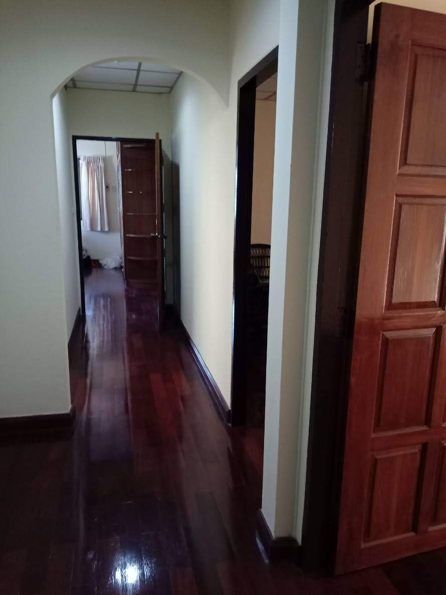 ให้เช่าทาวน์เฮ้าส์ 2 ชั้น หัวมุมถนน อยู่ในหมู่บ้าน กาญจนา ซอย จ่าบัน ศรีราชา 4 ห้องนอน 35,000 /ต่อเดือน