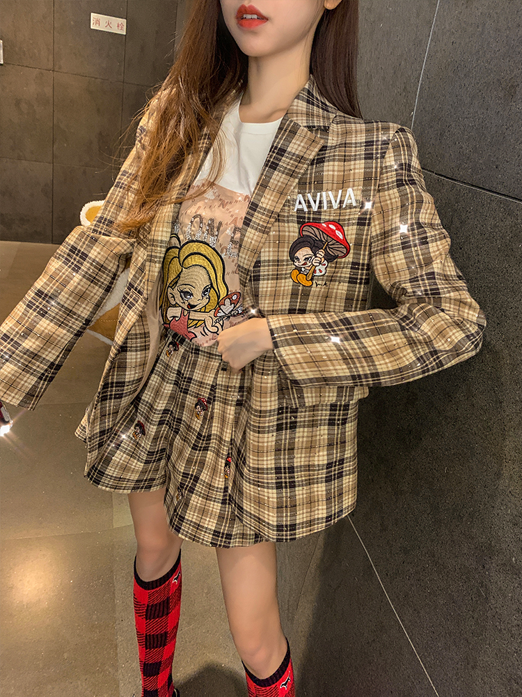 Aviva On Earth : พรีออเดอร์ ชุดสูทเซ็ทแฟชั่นสีน้ำตาลลายสก็อตปักลายแบรนด์ Aviva การ์ตูนน่ารักๆ ตัวชุดประดับเพชร (ราคาสินค้าแยกชิ้น) แบรนด์แท้