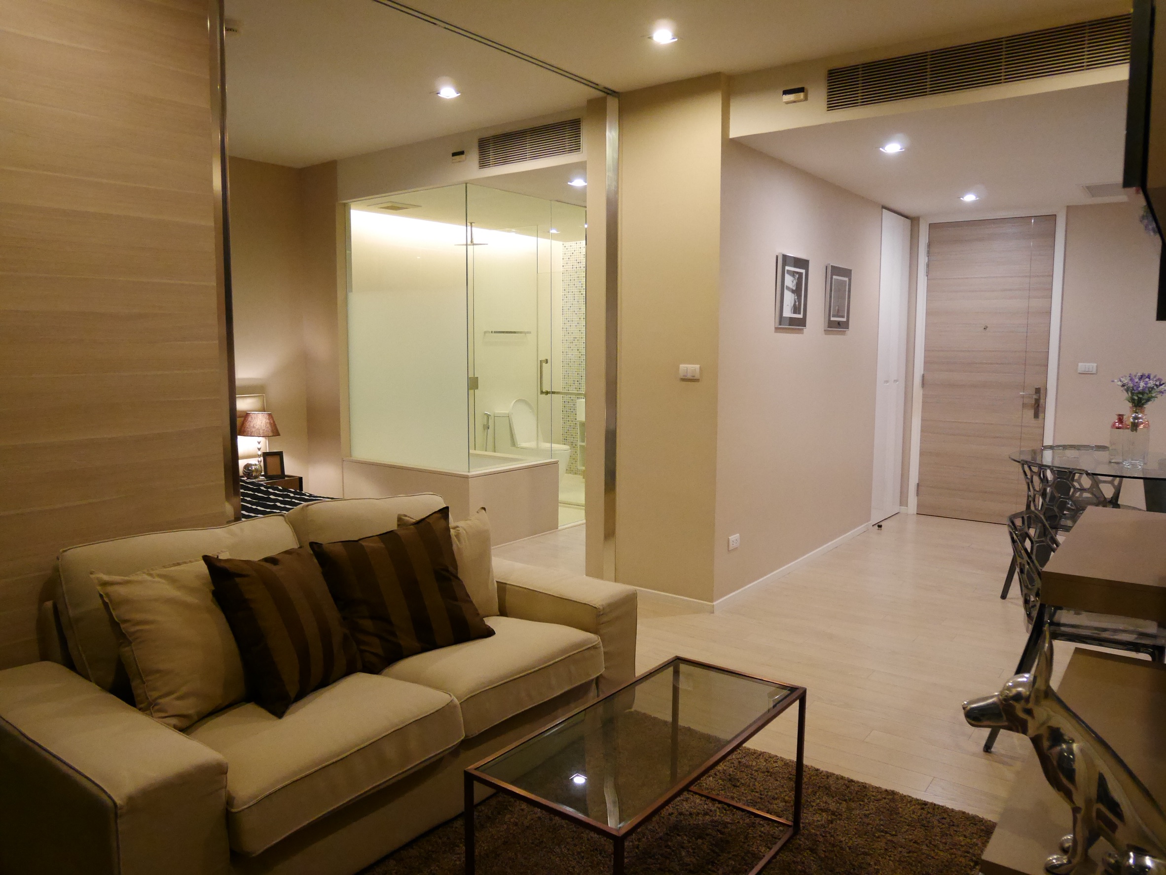 ห้เช่าคอนโด The Room Sukhumvit 21 (เดอะ รูม สุขุมวิท 21 อโศก ) 1 ห้องนอน 1 ห้องน้ำ ขนาด 50 ตรม