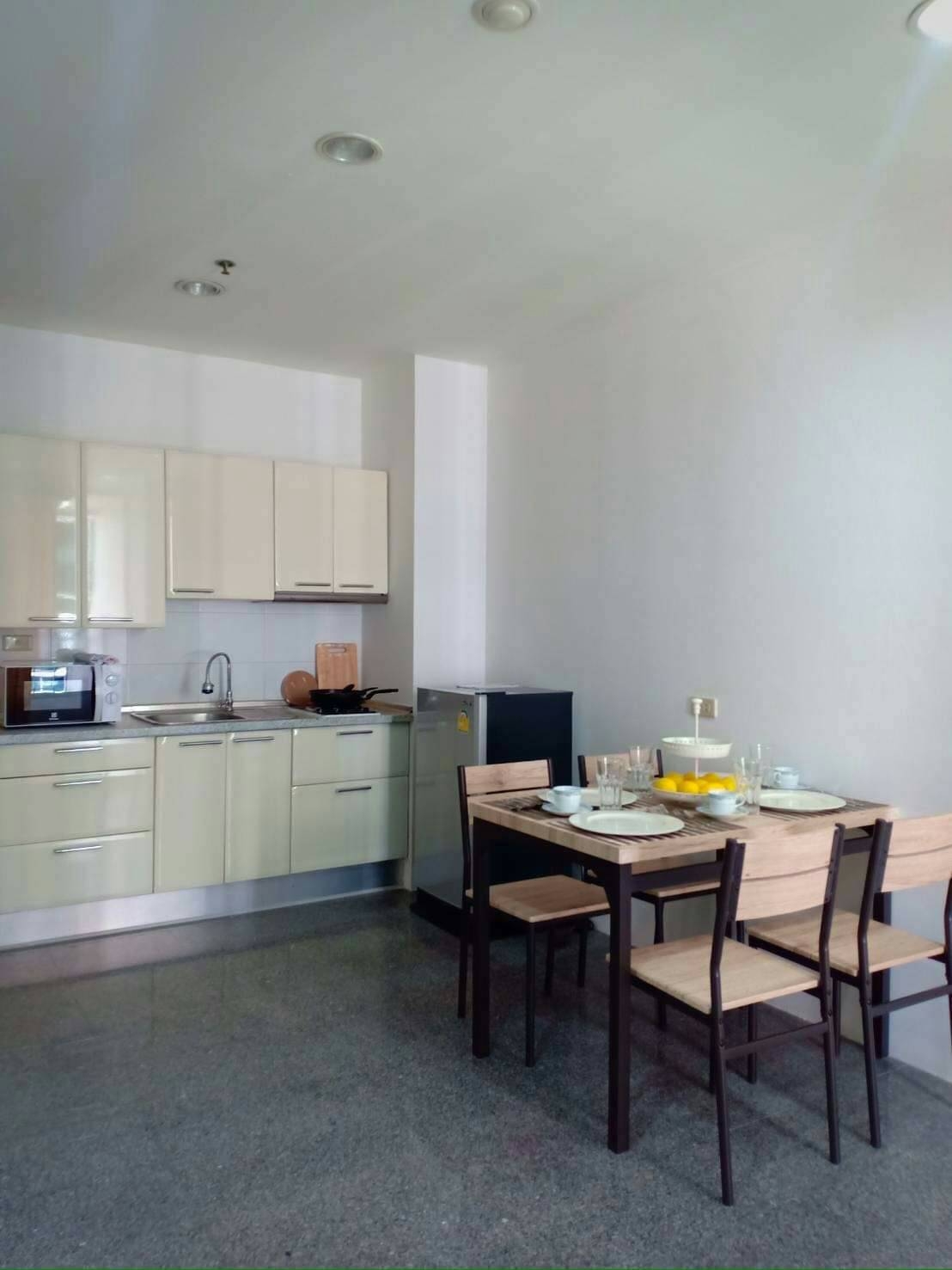 ให้เช่าคอนโด Sathorn House (สาธรเฮ้าส์) ติด BTS สุรศักดิ์ 2 ห้องนอน 1 ห้องน้ำ ชั้น 1 (R1) ห้อง 140/3 ขนาดพื้นที่ใช้สอย 56 ตรม.