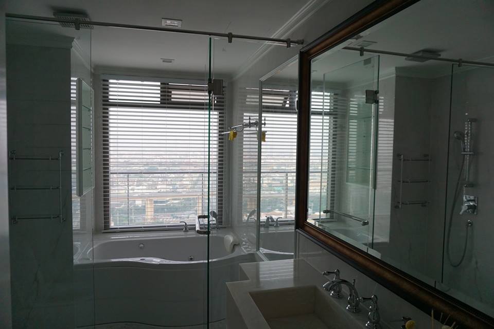 For rent A luxurious 3 bedrooms/bathrooms condo with large balcony overlooking onto the Chao Phraya River.