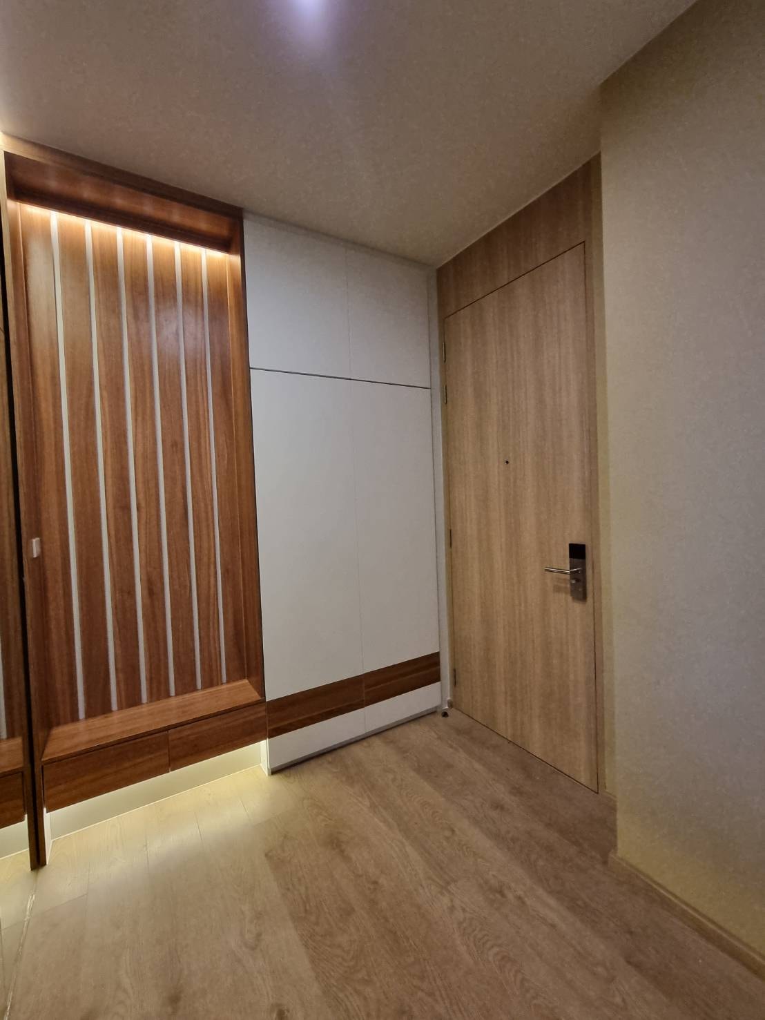 ให้เช่าคอนโด Noble BE19 (โนเบิล บี19) 1 ห้องนอน 1 ห้องน้ำ 44 ตร.ม. ห้อง built-in แต่งสวย เครื่องสุขภัณฑ์แบบ upgrade+ ระบบ smarthome