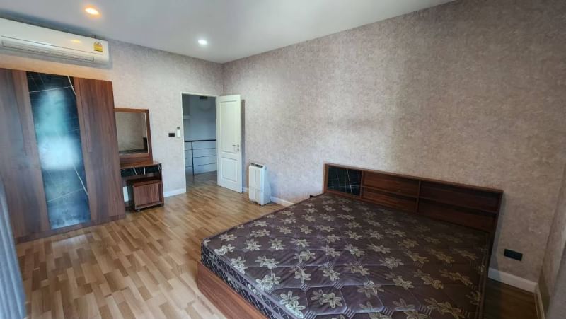 ให้เช่า บ้านเดี่ยว 3 ชั้นหรู ใหญ่ หมู่บ้าน ลุมพินี สวนหลวงร 9 ซอยเฉลิมพระเกียรติ 40/1 หนองบอน ประเวศ กรุงเทพ ห้องนอนใหญ่มาก