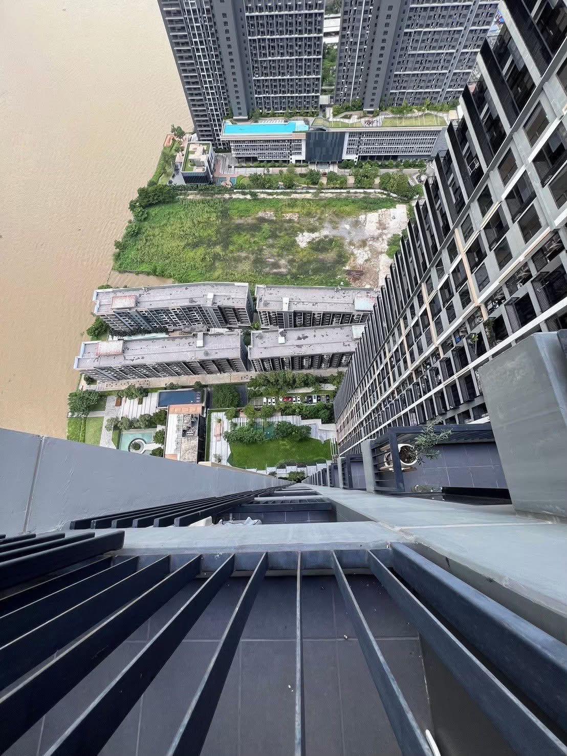 ให้เช่าคอนโด The Politan Rive (เดอะ โพลิแทน รีฟ) ติดแม่น้ำเจ้าพระยา ขนาด 31.12 ตร.ม.