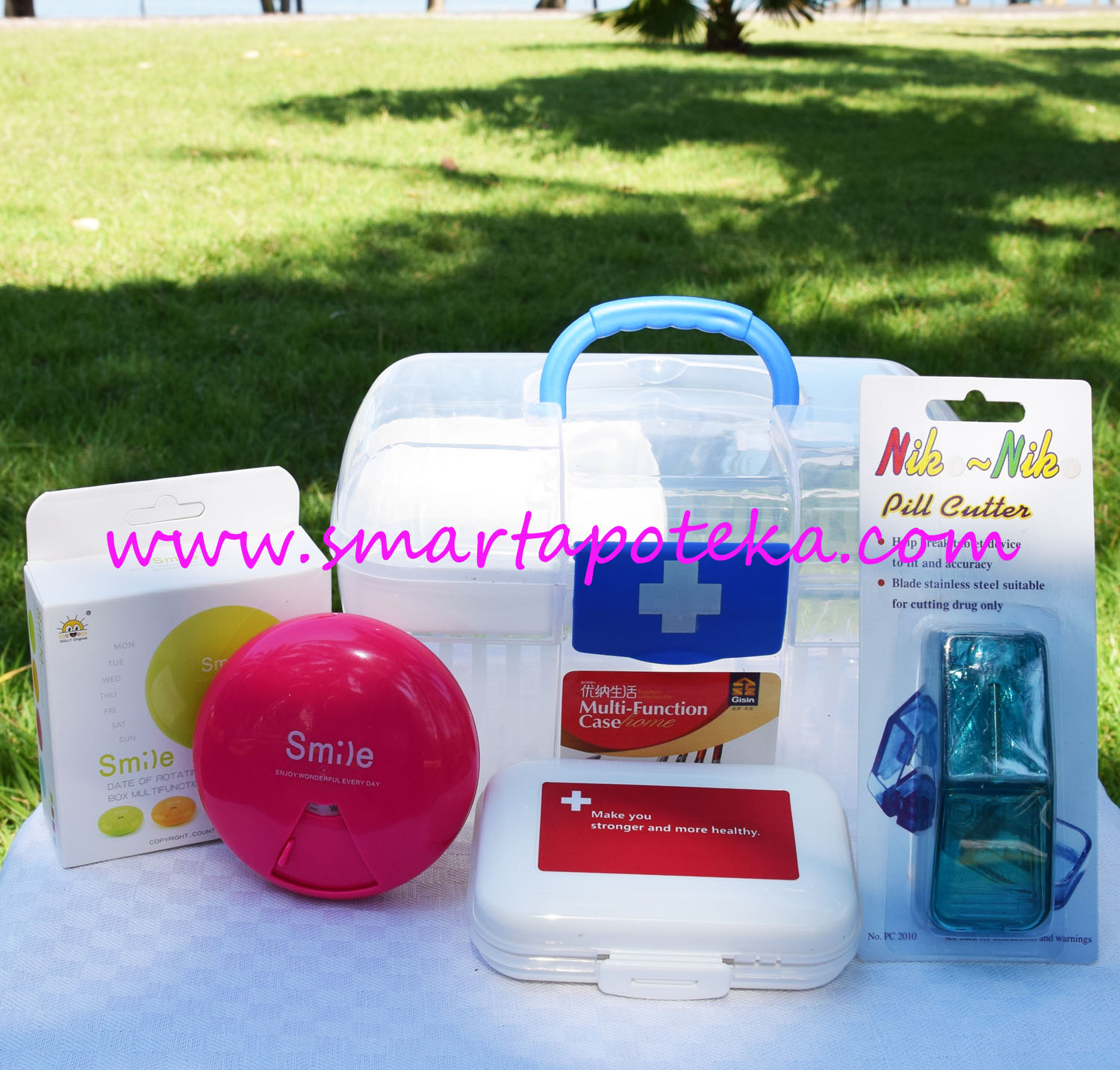 PK MED กล่องใส่ยาสามัญประจำบ้าน Size "S" (น้ำเงิน) + ตลับใส่เม็ดยา smile candy (สีชมพู) + ตลับใส่เม็ดยาพยาบาล (สีขาว/แดง) + ที่ตัดเม็ดยา (สีเขียว/น้ำเงิน)