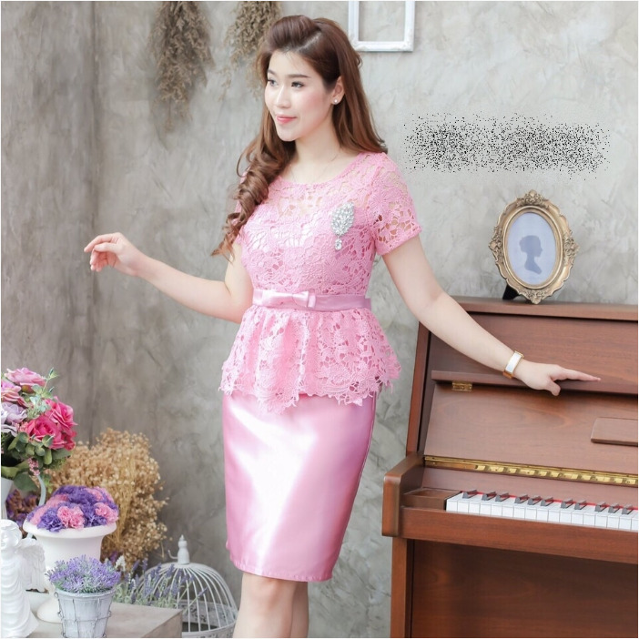 ชุดออกงาน ชุดไปงานแต่งงานสีชมพู เซตเสื้อลูกไม้แขนสั้นเอวระบาย + กระโปรงทรงเอผ้าไหมซาติน ลุคสวยหรู