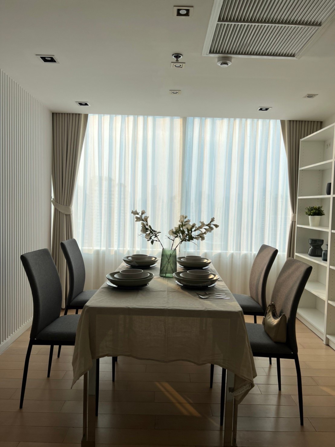 ขายคอนโด Eight Thonglor Residence (เอท ทองหล่อ เรสซิเดนซ์ ) ลักษณะห้อง - ขายคอนโดชั้น 23 วิวสระว่ายน้ำ ราคา 22 ล้าน