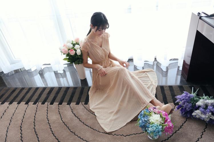 maxi dress-เดรสยาว ผ้าชีฟอง คอวี แต่งลูกไม้ สีกากี อัดพลีททั้งชุด ใส่ทำงาน เที่ยว ใส่ออกงานได้ สวยๆ Asia Street Fashion