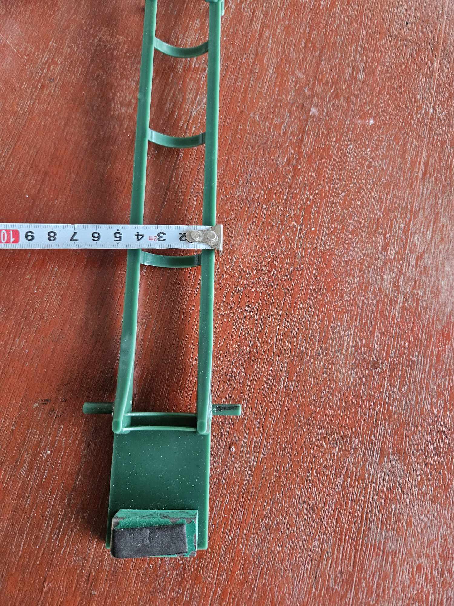 ขาววางลูกกอล์ฟจากเครื่องตั้งลูกกอล์ฟ