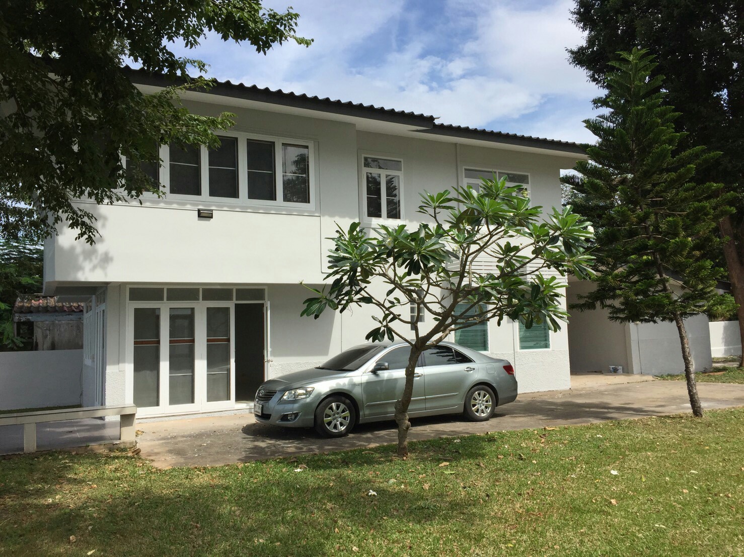 รหัสทรัพย์ 85855 ให้เช่าบ้านเดี่ยวติดทะเล ศรีราชา จ.ชลบุรี 3 ห้องนอน 2 ห้องน้ำ พื้นที่ 1 ไร่ ค่า 45,000 บาทต่อเดือน สัญญาเช่า 1 ปีขึ้นไป เดินทางตั้งต้นจากห้างโรบินสัน