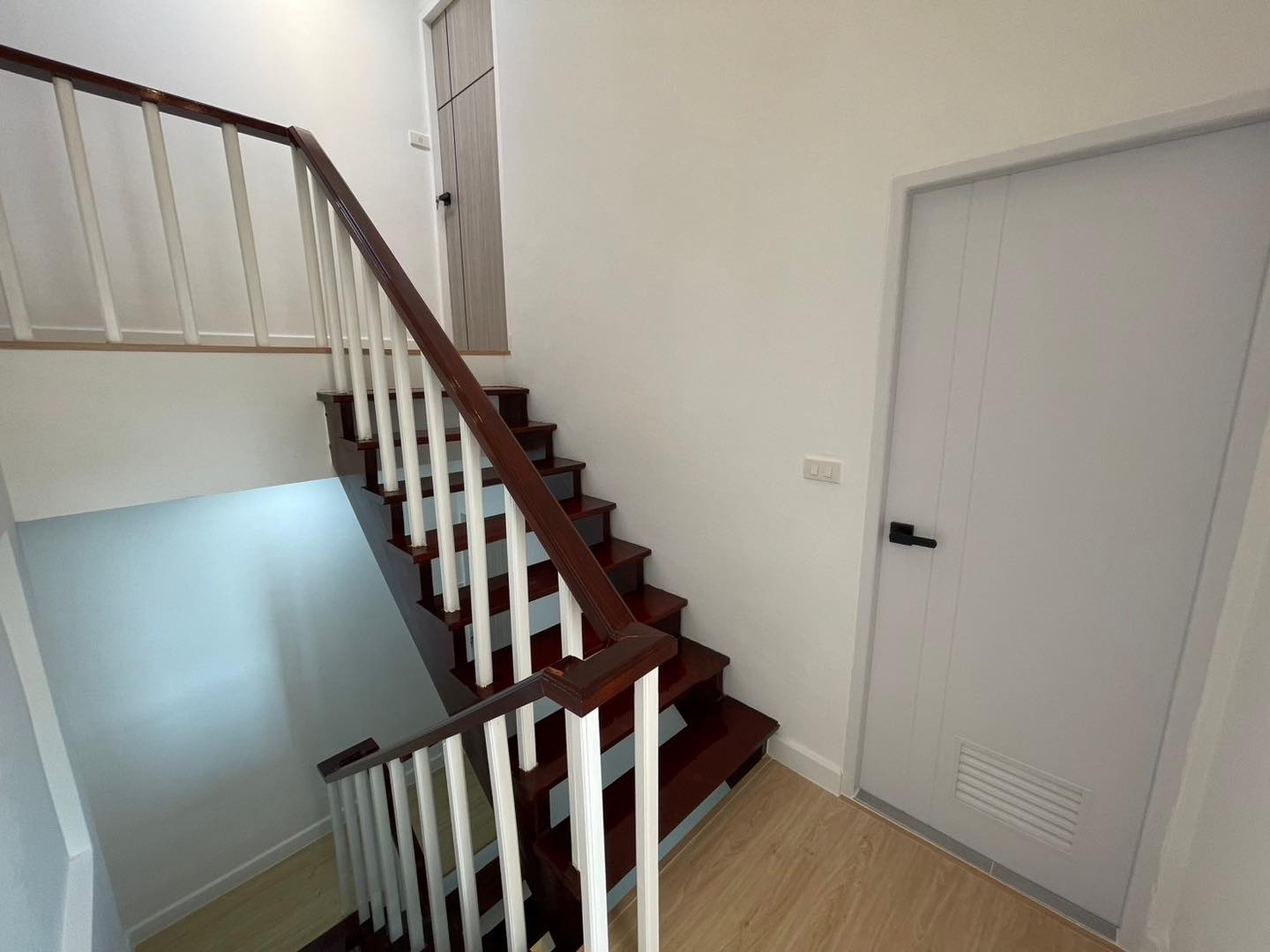 ด่วน! ทาวน์โฮม 3 ชั้น ติวานนท์ 43 ใกล้ MRT สามัคคี ✨ รีโนเวทใหม่หมดจด! ราคาพิเศษ ฿3.99 ล้าน