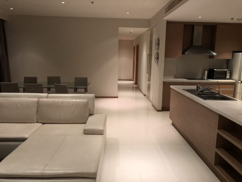 For rent The Emporio Place Sukhumvit 24 3+1 Bedroom 4 Bathroom 161 sqm. 34th floor. Fully furnished 150,000 Baht 1 year lease up to