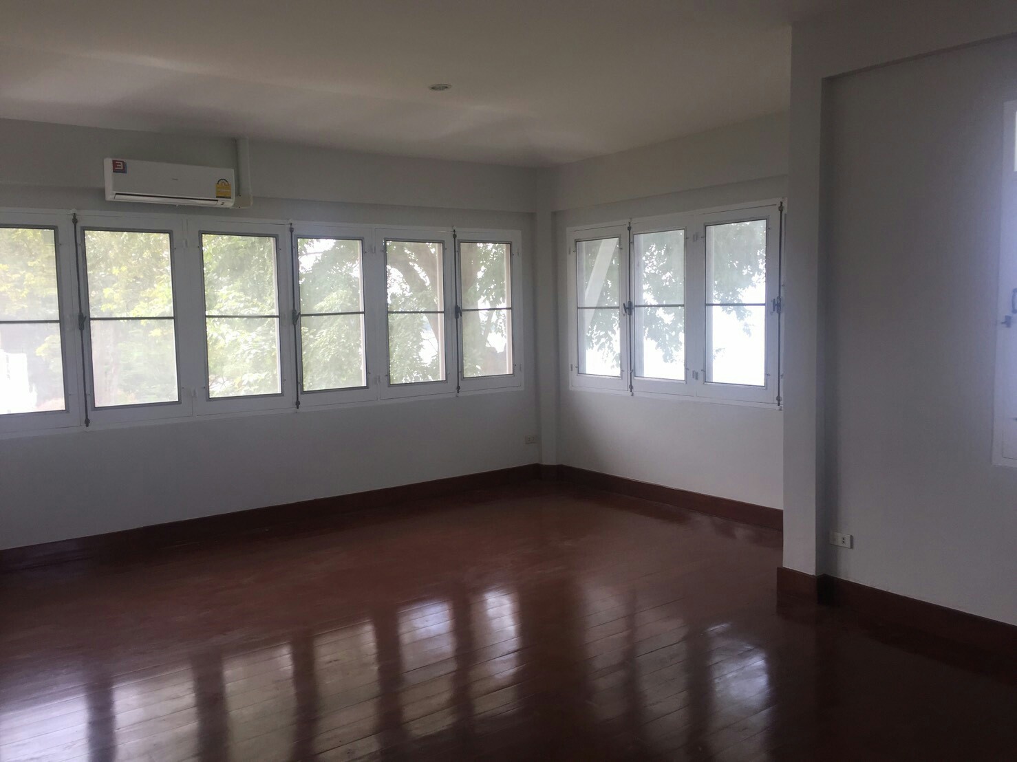 รหัสทรัพย์ 85855 ให้เช่าบ้านเดี่ยวติดทะเล ศรีราชา จ.ชลบุรี 3 ห้องนอน 2 ห้องน้ำ พื้นที่ 1 ไร่ ค่า 45,000 บาทต่อเดือน สัญญาเช่า 1 ปีขึ้นไป เดินทางตั้งต้นจากห้างโรบินสัน