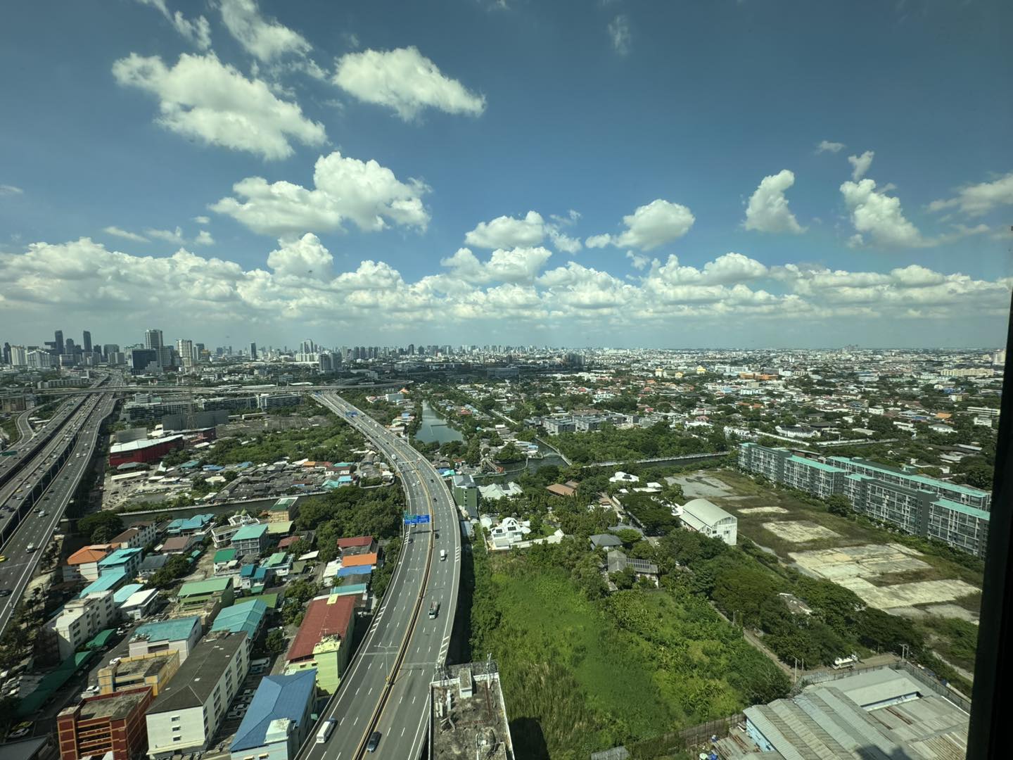 ขายด่วน! คอนโด The Base พระราม 9 – รามคำแหง ชั้นสูง วิวสวย พร้อมอยู่ 🎯 💥 ราคาสุดพิเศษเพียง 1,990,000 บาท!