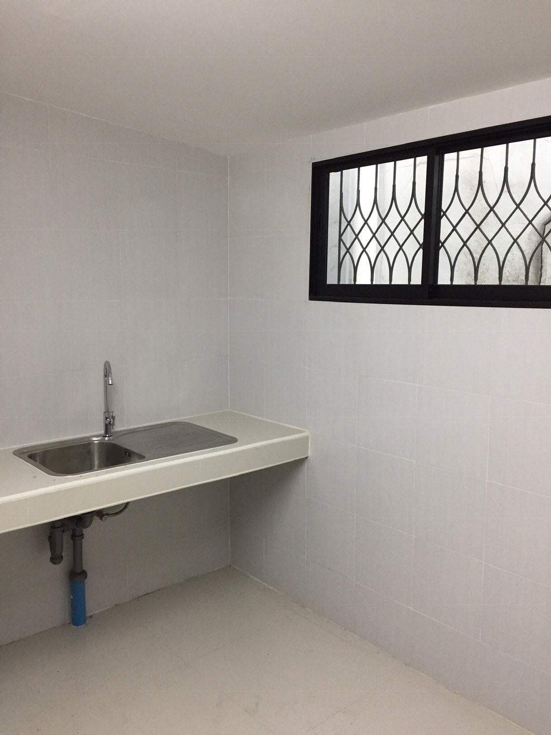 ให้เช่าตึกแถว ติดถนนอ่อนนุช 4 ชั้น ปากซอยอ่อนนุช 47 ค่าเช่า 35,000 บาท / เดือน