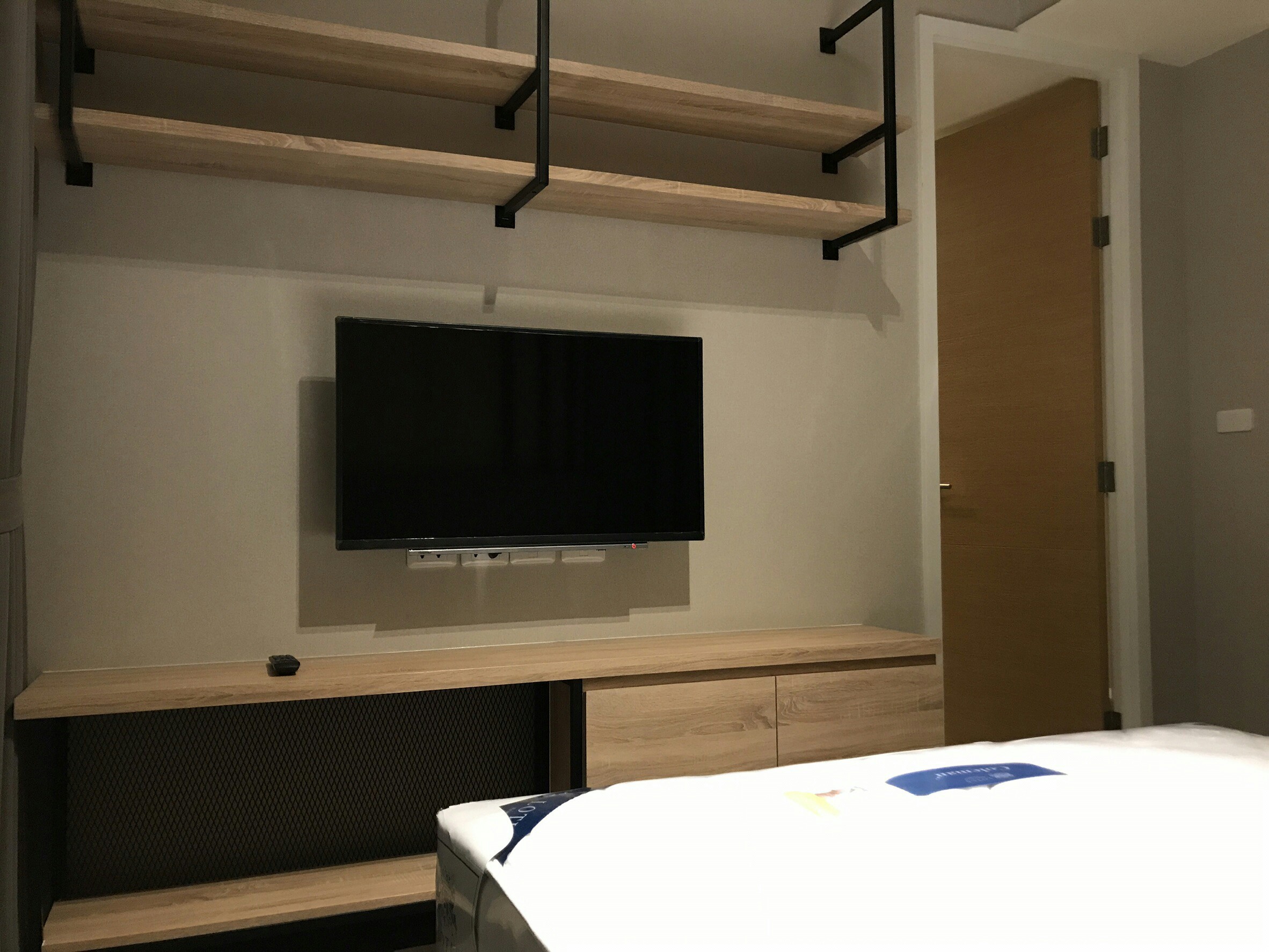 รหัสทรัพย์ 56336 The Lofts Ekkamai (เดอะ ล็อฟท์ เอกมัย) 2 ห้องนอน 1 ห้องน้ำ (ห้องมุม)ขนาด 61 ตรม.ชั้น 8 (ห้อง 809 ) ตกแต่งครบพร้อมอยู่