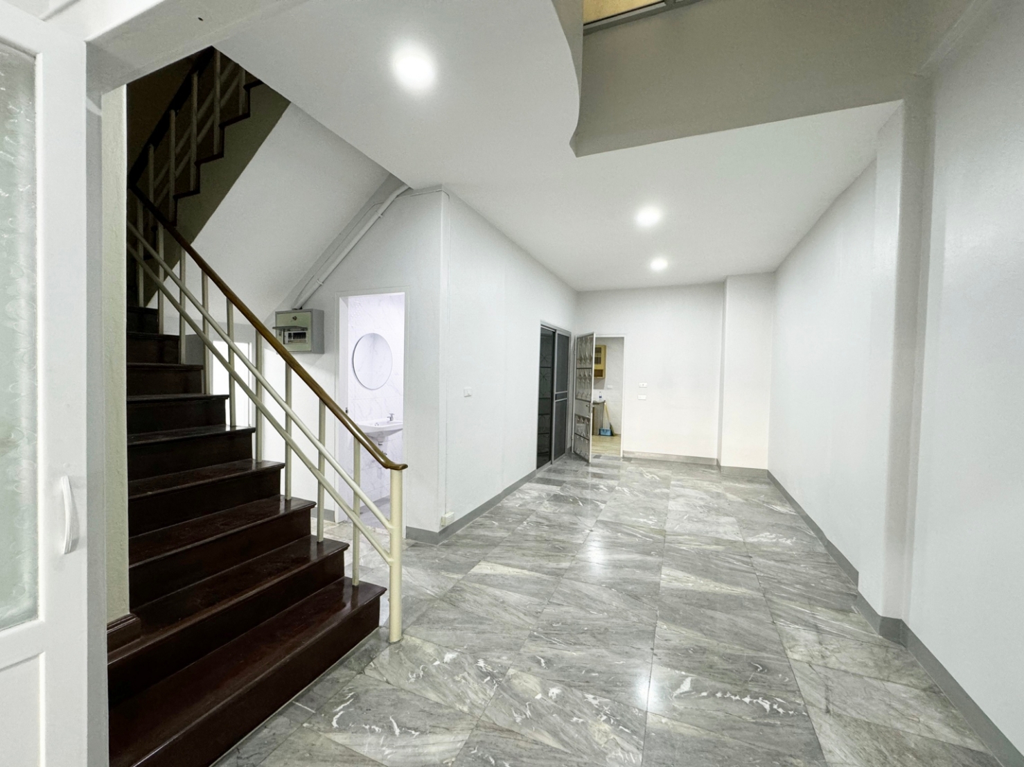 ขาย / ให้เช่าทาวน์เฮ้าส์ 4 ชั้น เนื้อที่ 31.5 ตร.วา พื้นที่ใช้สอยกว่า 300 ตร.เมตร หมู่บ้านวราธรวิลล์ พัฒนาการ 44 พร้อมอยู่