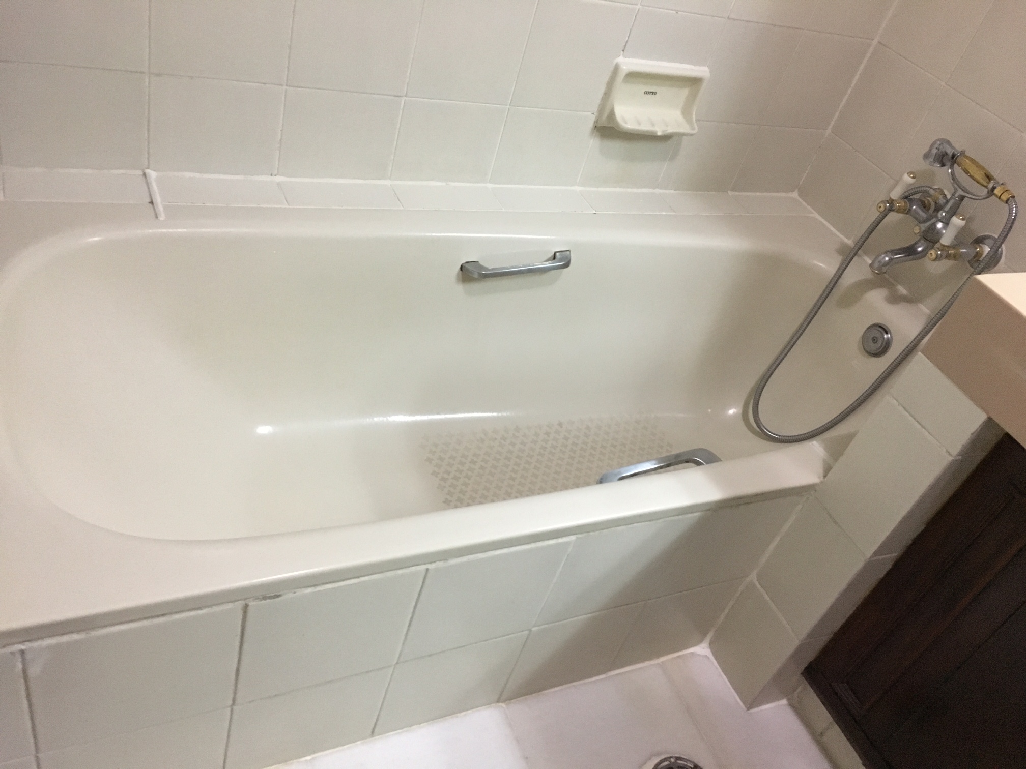 ให้เช่าคอนโด Mitkorn Mansion (มิตรกร แมนชั่น ) 3 ห้องนอน + ห้องแม่บ้าน 2 ห้องน้ำ ขนาด 215 ตรม