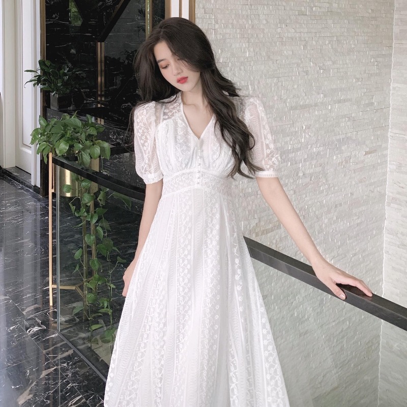 พรีออเดอร์ : เดรสยาวฤดูร้อนแฟชั่นสไตล์หวานน่ารักๆ สีขาว คอวี แต่งลายลูกไม้ตามแบบ