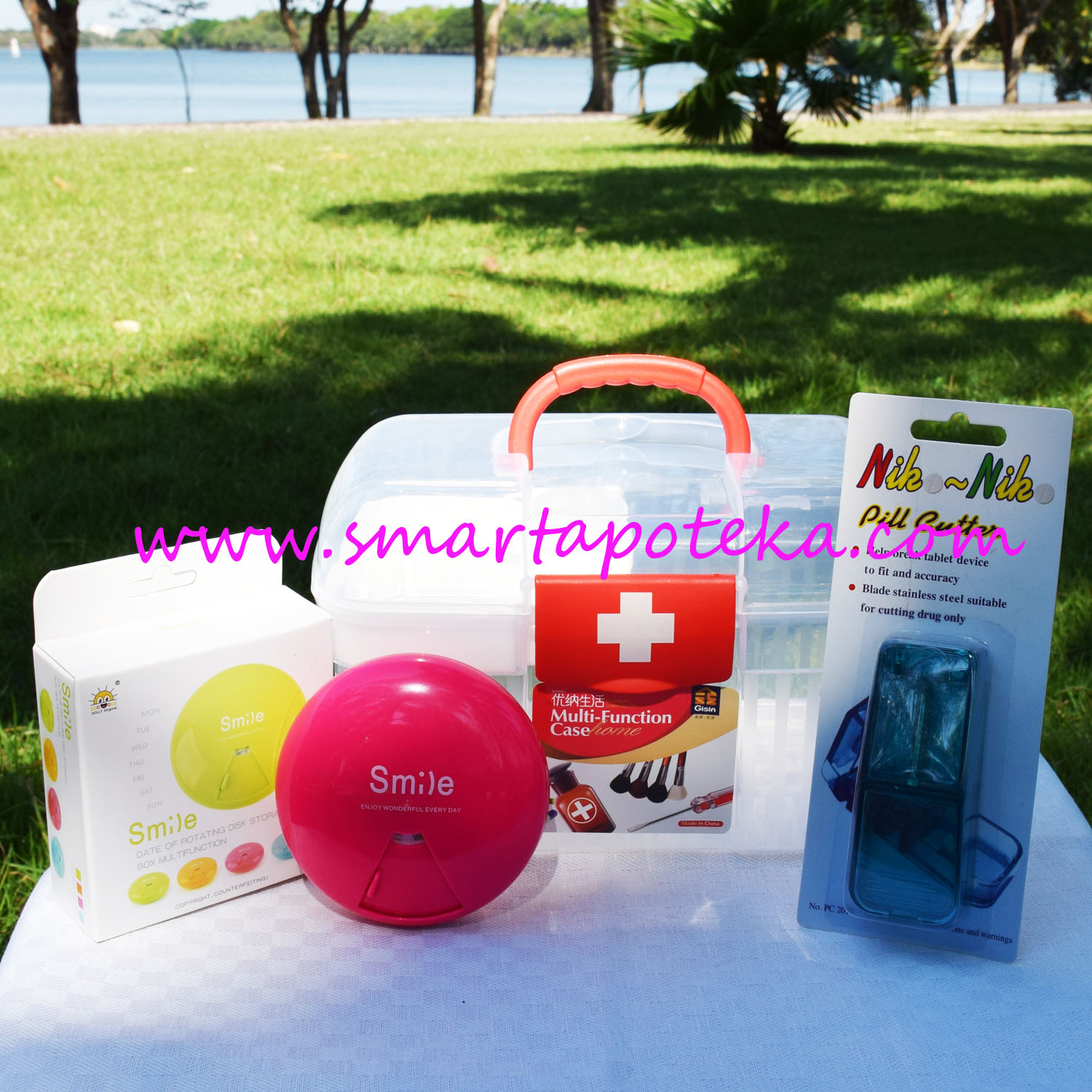PK MED กล่องใส่ยาสามัญประจำบ้าน Size "S" (แดง) + ตลับใส่เม็ดยา smile candy (สีชมพู) + ที่ตัดเม็ดยา (สีเขียว/น้ำเงิน)