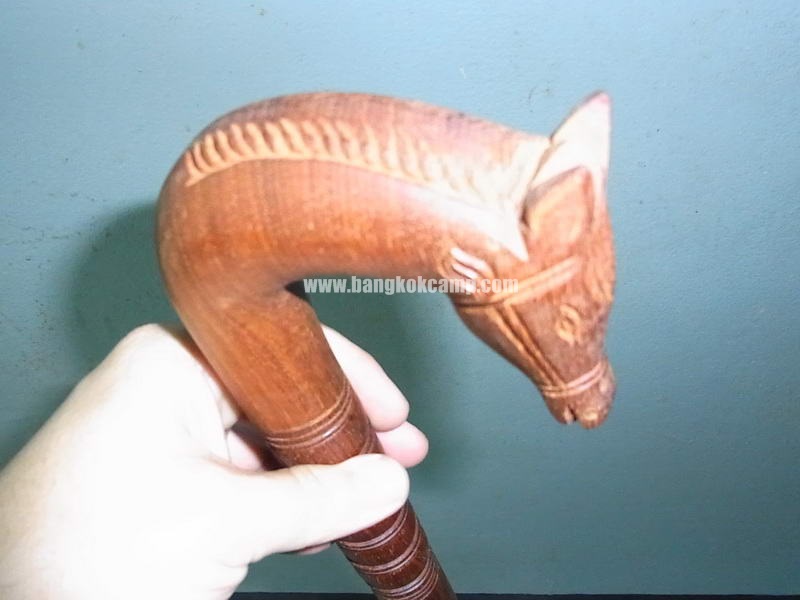 ไม้เท้า (ไม้ประดู่) จับกระชับมือ หัวม้า งานปราณีตน่าสะสม หรือเหมาะเป็นของฝากผู้ใหญ ่