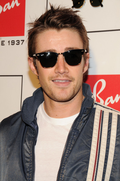 แว่นกันแดด rayban หรือที่เราเรียกว่า แว่น rayban นั้น เป็นที่นิยมกันมากในหมู่นักสะสมแว่นกันแดด เพราะตัดแว่นมีการนิยมกันมาตั้งแต่สมัยสงครามโลกครั้งที่สอง จนมาถึงปัจจุบัน สไตล์ไม่ซ้ำใคร สามารถรับชมวันนี้ได้แล้วที่ แว่นสายตา Youoptic